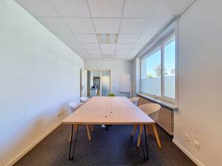 Deze moderne kantoren te huur zijn gunstig gelegen langs de N9 in Melle, op een steenworp van de E40, wat zorgt voor een uitstekende bereikbaarheid. Bovendien is er ruime parkeergelegenheid aan de achterzijde van het gebouw.<br /><br />Oppervlakte:<br />- Kantoor 1: 17,5 m²<br />- Kantoor 2: 46 m²<br />- Kantoor 3: 14 m²<br />- Totaliteit: 106 m²<br /><br />Specificaties:<br />- Sanitair<br />- Keuken<br />- Airco warm-koud<br />- Centrale verwarming op mazout<br /><br />Diensten (inbegrepen):<br />- Inclusief 5 parkeerplaatsen <br />- Meubilair<br />- Internet<br />- Poetsdienst<br />- Gebruik keuken<br />- Gebruik sanitair<br />- Onroerende voorheffing<br />- Verbruik van water en elektriciteit<br />- Verwarmingskosten<br />- Brandverzekering<br />- Alarmsysteem<br />- Mogelijkheid tot plaatsen maatschappelijke zetel<br /><br />Beschikbaarheid: <br />Onmiddellijk beschikbaar.<br /><br />Bent u geïnteresseerd in deze kantoren te huur in Melle? Aarzel dan niet om contact op te nemen via 09 245 35 35 of business.gent@dewaele.com.<br /><br />Bestuursmaatregelen in het maatregelenregister: nee