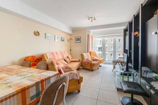 <p><strong>Te renoveren 1-slaapkamerappartement met lateraal zeezicht in Sint-Idesbald</strong></p>

<p>Dankzij het <strong>laterale zeezicht</strong> en de <strong>zongerichte oriëntatie</strong> geniet u elke middag en avond van een aangename lichtinval en een zonnige leefomgeving. De ligging is een absolute troef: op wandelafstand van het strand, de zeedijk, gezellige horecazaken en lokale winkels.</p>

<p>Het appartement omvat een leefruimte, keuken, slaapkamer en badkamer en biedt heel wat mogelijkheden om er een eigentijdse en comfortabele kustverblijf van te maken.</p>

<p>Daarnaast beschikt u over een <strong>private kelderberging</strong> in de residentie, ideaal voor het opbergen van fietsen en strandmateriaal.</p>

<p><strong>Troeven:</strong></p>

<ul><li>Te renoveren naar eigen smaak</li><li>1 slaapkamer</li><li>Lateraal zeezicht</li><li>Zongerichte oriëntatie met middag- en avondzon</li><li>Private kelderberging</li><li>Uitstekende ligging op wandelafstand van strand, zeedijk en handelszaken</li><li>Interessant als tweede verblijf, investering of vaste woonst</li></ul>

<p>Een ideale kans voor wie op zoek is naar een renovatieproject op een topligging aan de Belgische kust.</p>