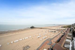 Ontdek dit prachtige en energiezuinige penthouse op een unieke locatie in Blankenberge, met een schitterend zicht op zee en de iconische Pier. Dankzij de royale buitenruimtes, moderne afwerking en comfortabele indeling biedt dit appartement alles wat u zoekt voor aangenaam wonen aan de kust.<br /><br />Eén van de absolute blikvangers zijn de twee ruime terrassen, met samen maar liefst 108 m² buitenruimte. Het grootste terras biedt uitzonderlijk veel plaats om te genieten van zonnige dagen, een gezellige maaltijd met vrienden of familie, of gewoon van het prachtige kustdecor. De terrassen zijn bovendien uitgerust met elektrische rolluiken, wat zorgt voor extra comfort, privacy en bescherming tegen de zon.<br /><br />Binnen wordt u verwelkomd in een aangename en lichtrijke leefruimte met een moderne open keuken die naadloos aansluit op de woonkamer. De open indeling zorgt voor een ruim en eigentijds geheel, waar u zowel in alle rust kunt ontspannen als gezellig kunt samenzijn.<br /><br />Het penthouse beschikt over twee ruime slaapkamers, waarvan één met een prachtig zicht op zee. De stijlvolle badkamer is uitgerust met een ruime inloopdouche en dubbele wastafel. Daarnaast is er een praktische berging die zorgt voor extra opbergruimte.<br /><br />Ook aan het dagelijkse comfort is gedacht. De lift brengt u rechtstreeks tot aan het appartement, waardoor u geniet van een bijzonder vlotte en comfortabele toegang tot uw penthouse. Op energetisch vlak scoort deze woning bovendien bijzonder goed. Met een gunstig EPC-label B, een conforme elektrische installatie en verwarming via energiezuinige warmtepompen geniet u hier van modern wooncomfort met een laag energieverbruik.<br /><br />Of u nu op zoek bent naar een aangename vaste woonst of een tweede verblijf aan zee: dit penthouse combineert ruimte, comfort en een toplocatie op een bijzonder aantrekkelijke manier. Bent u geïnteresseerd? Contacteer ons en plan vandaag nog uw bezoek in.<br /><br />