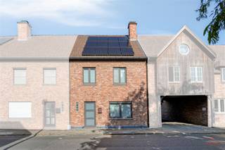 <p><span>Perfect onderhouden en instapklare gezinswoning in Oeselgem (Dentergem)</span></p><p><span> </span></p><p><span>Deze perfect onderhouden en instapklare gezinswoning met een bewoonbare oppervlakte van 119 m² uit 1992 is rustig gelegen in het centrum van Oeselgem, op wandelafstand van het dorpsplein, de school en diverse horecazaken. Dankzij de totaalrenovatie in 2013 en de recente investeringen in duurzame technieken biedt deze woning hedendaags comfort in combinatie met een aangename en huiselijke sfeer. </span></p><p><span> </span></p><p><span>INDELING</span></p><p><span>Gelijkvloers: Inkomhal – apart toilet – open leefruimte met gezellige houthaard - eetruimte - volledig uitgeruste keuken met eiland – veranda - technische ruimte </span></p><p><span>1e verdieping: nachthal - badkamer met inloopdouche, toilet en dubbele lavabo – slaapkamer 1 – slaapkamer 2 – dressing (of extra slaapkamer)</span></p><p><span>2e verdieping: via een vaste trap werd de tweede verdieping omgebouwd tot een volwaardige derde slaapkamer</span></p><p><span>Buiten geniet je van een lichtrijke, volledig omheinde tuin met terras en onderhoudsvriendelijke beplanting. Achteraan beschikt de woning bovendien over een rechtstreekse toegang tot een dubbele garage, ideaal voor het stallen van wagens, fietsen of extra bergruimte. </span></p><p><span> </span></p><p><span>TROEVEN </span></p><p><span>· Grondige totaalrenovatie in 2013: sanitair, elektriciteit, keuken, badkamer, dakisolatie en buitengevel <br />· Sinds 2023 extra geïnvesteerd in nieuwe radiatoren, zonnepanelen en een thuisbatterij<br />· Perfect onderhouden en instapklaar <br />· Dubbele garage met toegang achteraan<br />· Vlotte verbinding richting Waregem, Kortrijk, Deinze, ...<br /><br /></span></p><p><span>Een ideale gezinswoning voor wie op zoek is naar een instapklaar en goed onderhouden huis met een aangename tuin, voldoende bergruimte en heel wat hedendaags comfort. </span></p><p><span> </span></p><p><span>Voor meer informatie of een bezoek, neem contact op met Ellen: 0474 86 04 52 of ellen@heritagevastgoed.be</span></p><p><span>INFO</span><span><br />- Vrij bij akte<br />- EPC label C (257 kWh/m² jaar)<br />- Stedenbouwkundige inlichtingen: in aanvraag<br />- Watertoets: perceelscore A | gebouwscore A<br />- De bovenvermelde bewoonbare oppervlakte betreft de bruto oppervlakte zoals vermeld in het EPC-attest</span></p><p><span> </span></p>