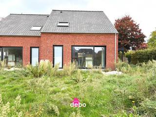 Moderne, energiezuinige nieuwbouwwoning met ruime tuin in het groene Sint-Denijs<br />In het gezellige en groene Sint-Denijs bevindt zich deze prachtige nieuwbouwwoning op een perceel van 419 m². Hier geniet je van een lichtrijke, moderne en energiezuinige woonomgeving, ideaal voor gezinnen die comfort en rust weten te appreciëren.<br />Indeling<br />De gelijkvloerse verdieping verwelkomt je in een open en luchtige leefruimte die baadt in het natuurlijke licht. De keuken aan de voorzijde vormt het hart van de woning en is volledig uitgerust. Aansluitend bevindt zich een grote, praktische berging, die zorgt voor extra comfort en opbergruimte.<br />Op de eerste verdieping vind je:<br />3 volwaardige slaapkamers<br />een stijlvolle badkamer met bad en douche<br />een apart toilet<br />Elk detail werd zorgvuldig uitgewerkt met oog voor comfort, rust en functionaliteit.<br />Buitenruimte<br />De woning beschikt over een ruime, zonnige tuin, perfect om te ontspannen of te genieten van gezellige momenten. Naast de woning bevindt zich een carport.<br />Troeven<br />✔ Perceeloppervlakte: 419 m²<br />✔ Lichtrijke en ruime leefruimte met moderne indeling<br />✔ Volledig uitgeruste keuken aan de voorzijde<br />✔ Grote berging met veel opbergruimte<br />✔ 3 volwaardige slaapkamers<br />✔ Badkamer met bad én douche + apart toilet<br />✔ Ruime, zonnige tuin<br />✔ Carport naast de woning<br />✔ Energiezuinige nieuwbouw met moderne technieken en zonnepanelen<br />✔ Rustige, kindvriendelijke ligging nabij belangrijke verbindingswegen<br />Financieel<br />De vermelde prijs is exclusief registratierechten en btw.<br />Aankoop onder het btw-stelsel (21% op de constructie).<br />De woning wordt nog tot in de puntjes afgewerkt.<br />Interesse? Neem gerust contact met ons op voor meer informatie of een bezoek ter plaatse.