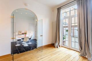 Dit uitzonderlijk riant duplex-appartement bevindt zich op de eerste en tweede verdieping van een statige herenwoning in het hartje van Antwerpen...