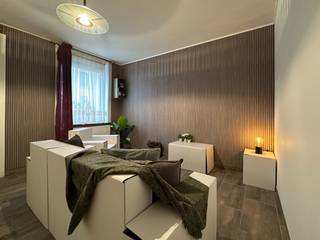 <p><span>Instapklare <strong>RIJWONING </strong>met <strong>VERNIEUWDE KEUKEN </strong>en <strong>ENERGIEZUINIGE VOORZIENINGEN </strong>biedt <strong>COMFORT </strong>en <strong>RENDEMENT </strong>vlak bij het <strong>CENTRUM VAN RONSE</strong>. Deze <strong>CHARMANTE STARTERS- OF OPBRENGSTEIGENDOM </strong>combineert een <strong>GEZELLIGE LEEFRUIMTE </strong>met <strong>EETGEDEELTE</strong>, een <strong>RECENT GERENOVEERDE KEUKEN </strong>en een <strong>INGERICHTE BADKAMER</strong>. Op de eerste verdieping bevinden zich <strong>TWEE VOLWAARDIGE SLAAPKAMERS</strong>, terwijl de <strong>ZOLDERRUIMTE </strong>nog naar wens kan worden ingericht als <strong>EXTRA KAMER </strong>of handige <strong>OPSLAG</strong>. Buiten geniet u van een <strong>GEDEELD KOERTJE </strong>en een <strong>PRAKTISCHE ACHTERUITGANG </strong>via de <strong>GROTE MARIJVE</strong>. Dankzij het <strong>GEÏSOLEERDE DAK </strong>en de <strong>CENTRALE VERWARMING OP AARDGAS </strong>is deze woning niet alleen <strong>COMFORTABEL</strong>, maar ook <strong>KOSTENBESPAREND</strong>. De ligging op <strong>WANDEL- EN FIETSAFSTAND </strong>van <strong>WINKELS</strong>, <strong>SCHOLEN </strong>en <strong>OPENBAAR VERVOER</strong>, én de <strong>VLOTTE VERBINDING </strong>naar de N60 richting <strong>OUDENAARDE </strong>en <strong>GENT </strong>maken dit een <strong>INTERESSANTE KEUZE </strong>voor zowel <strong>STARTERS </strong>als <strong>INVESTEERDERS </strong>die op zoek zijn naar een <strong>AANTREKKELIJK RENDEMENT </strong>van circa 3%.</span></p>
<br />Adres: Bredestraat 29 te Ronse