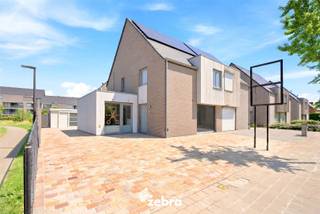 Bij de verkoop van deze woning wordt gewerkt met een <u><strong>START VANAF PRIJS</strong></u>.<br />Elk prijsvoorstel hoger dan deze start vanaf prijs wordt voorgelegd aan de verkoper, die dit al dan niet kan aanvaarden.<br /><br />Deze instapklare halfopen bebouwing met 3 slaapkamers en een praktijk- of bureauruimte bevindt zich in het centrum van Tielt. Verschillende winkels, horeca, scholen, sportgelegenheid ... bevinden zich op wandel- en fietsafstand. Dankzij de nabijheid van diverse invalswegen geniet u bovendien van een vlotte bereikbaarheid.<br /><br />Op het gelijkvloers bevindt zich een inkomhal met gastentoilet, een lichtrijke woon- en eetkamer, een geïnstalleerde keuken en een polyvalente ruimte die perfect dienst kan doen als praktijkruimte- of bureauruimte.<br /><br />Het eerste verdiep bestaat uit een nachthal, een toilet, twee slaapkamers, een wasplaats/bergruimte en een badkamer die voorzien is van een ligbad, inloopdouche en wastafel.<br /><br />Via een vaste trap komt u op het tweede verdiep terecht waar zich nog een ruime derde slaapkamer bevindt.<br /><br />Tot slot beschikt deze woning over een gezellige tuin met terras en tuinhuis, zonnepanelen (met een totaal vermogen van 8.265 Wattpiek), een ruime oprit, airco, een ventilatiesysteem type C, ...<br /><br /><strong>Ook wild geworden van deze thuis?<br />Twijfel niet langer en leg vandaag nog uw bezoek vast!</strong>