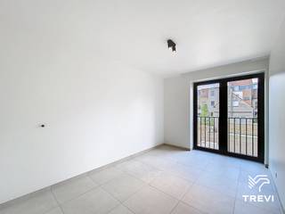 <p>Gelegen in het project Mench in Schaarbeek combineert deze nieuwbouwwoning ruimte, comfort en moderniteit in een rustige en groene woonomgeving.</p>
<p>Het project is georganiseerd rond een grote gemeenschappelijke aangelegde tuin en biedt tegelijk een uitstekende bereikbaarheid dankzij de nabijheid van openbaar vervoer, winkels en grote verbindingswegen.</p>
<p>De woning bestaat op het gelijkvloers uit een ruime en lichtrijke leefruimte met een open, volledig uitgeruste keuken, met toegang tot een buitenruimte. Een wasruimte en een gastentoilet vervolledigen dit niveau.</p>
<p>Op de verdieping vindt u drie comfortabele slaapkamers, waarvan één met balkon, evenals twee moderne badkamers. Een ideale woning voor een gezin dat op zoek is naar een nieuw, duurzaam en goed gelegen huis.</p>
<p>De energieprestaties zijn uitstekend met een EPC A, dankzij geavanceerde technische voorzieningen: warmtepomp, zonnepanelen, ventilatiesysteem met dubbele flux, vloerverwarming, kwaliteitsvolle materialen en verzorgde afwerkingen. Lage provisies. Onmiddellijk beschikbaar. Mogelijkheid om een parkeerplaats te huren tegen meerprijs (met of zonder laadpaal). Oppervlaktes worden ter indicatie opgegeven.<br /><br /></p>
<p>Indeling:</p>
<ul>
<li>Entreehal</li>
<li>Toilet</li>
<li>Wasruimte</li>
<li>Woonkamer met volledig ingerichte keuken</li>
</ul>
<p>Eerste verdieping</p>
<ul>
<li>Slaapgedeelte</li>
<li>Toilet</li>
<li>Badkamer</li>
<li>3 slaapkamers</li>
<li>Doucheruimte</li>
</ul>