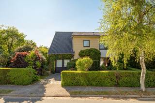 Solide driegevelwoning met veel potentieel in een rustige buurt in Grimbergen, gebouwd in 1973 op een westgericht perceel van 4a80ca met namiddagzon in de tuin.<br />De woning bestaat uit: een inkomhall met aparte wc en vestiaire, een leefruimte (27m²) met open haard en aansluitend terras en tuin, een eetkamer (11m²) met bijhorend een ingerichte keuken (13m²), en een berging/wasplaats met toegang tot een kleine kelder. De ruime garage (24m²) biedt plaats voor 1 wagen en extra bergruimte.<br />Op de eerste verdieping vindt u de nachthall, vier slaapkamers (16m², 13m², 13m² en 7m²) en een badkamer met ligbad, wc en lavabo.<br />De woning beschikt over dubbele beglazing (alu) en een condenserende gasketel. EPC: E. Een woning met een stevige structuur en veel ruimte, klaar om naar eigen smaak in te richten!