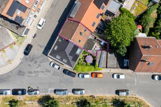 Gunstig gelegen gezinswoning in de onmiddellijke nabijheid van belangrijke invalswegen, buurtwinkels en het openbaar vervoer. Deze woning onderging in 2019 een kwalitatieve totaalrenovatie en geniet volgende indeling: inkomhal, grote leefruimte met eetplaats die uitgeeft op het zonnige terras met buitenbergingen, wasplaats, uitgeruste keuken met onder andere een Bellings gasfornuis (2 ovens en aparte grill), berging. Op de eerste verdieping bevinden zich 2 ruime slaapkamers en een eerste badkamer. Op de tweede verdieping bevindt zich de 3de slaapkamer met ensuite de tweede badkamer.<br /><br />Stedenbouwkundige inlichtingen: Woongebieden, voorkooprecht, geen verkavelingsvergunning, vergunning aanwezig, geen rechtelijke herstelmaatregel of bestuurlijke maatregel opgelegd - geen overstromingsgevoelig gebied - EPC label B - 189 kWh/m²/jaar<br /><br />Bezoek mogelijk na afspraak met Serge van Center Office via 0485/61 59 22