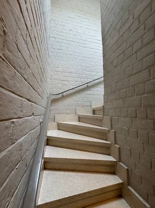 Deze opbrengsteigendom bestaat uit 5 appartementen ( geen syndicus) en 48 garageboxen, dit alles is verhuurd! Elk appartement heeft een aparte slaapkamer, leefruimte, keuken en badkamer ( douche, wastafel en toilet) Goed onderhouden en altijd een wachtlijst met kandidaten om garages te huren. Meer info op kantoor of via 0474352880 voor een bezoek ter plaatse. Ideale ligging! EPC SCORES: , BUS1: 20200809-0002301963--RES-1 298Kwh/m2jaar score C, BUS2: 20260330-0003836077-RES-1 346Kwh/m2jaar score D, BUS 3: 20260330-0003836051-RES-1 104Kwh/m2jaar score B, BUS4: 20260330-0003836091-RES-1 281Kwh/m2jaar score C, BUS5: 20241216-0003481754-RES-1 316Kwh/m2jaar score D.