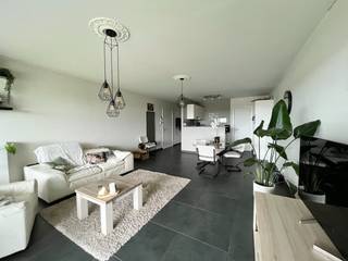 <strong>Appartement aan het water met zicht op de vaart inclusief garage! </strong><br />Gelegen in Residentie Valora biedt dit app. prachtige zichten zowel langs de voorzijde als langs de achterzijde.<br />Via de inkomhal komt men in de leefruimte met geïntegreerde keuken en aansluitend de berging. Het ruime overdekte terras aan de voorzijde is gelegen aan de zuidkant met zich op de vaart en omgeving.<br />Via de nachthal komt men in de twee slaapkamers die tevens uitgeven op een balkonterras aan de achterzijde. <br />De badkamer is uitgerust met een bad met douchefunctie en dubbele lavabo. Tevens beschikt men over een gastentoilet. <br />Op het gelijkvloers is een autostaanplaats voorzien in de garage. Het appartement is geschilderd en volledig instapklaar. <br />Huurprijs 890€ + 70 €/syndic
