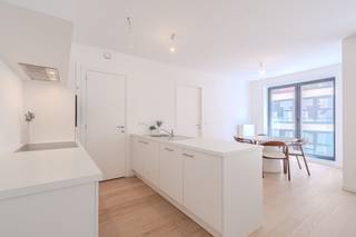 Discover this bright new-build apartment for sale, ideally located near the sea along the Hofstraat in Ostend. The apartment is part of the Zephyr Residence and is located on the 2nd floor. Here you live within walking distance of the beach, the sea, the bustling city center and all necessary amenities.<br /><br />Layout:<br />- entrance hall<br />- bright living space<br />- open kitchen equipped with an induction stove, double sink, dishwasher, fridge with freezer and oven<br />- terrace (5m²)<br />- bedroom (11m²)<br />- bathroom equipped with a bathroom cabinet and rain shower<br />- large storage room with a practical connection for the washing machine<br />- separate toilet with hand wash basin<br />- private basement storage in the building<br /><br />In addition, the building has a communal bicycle shed.<br /><br />Pros:<br />- excellent location near the sea and the center of Ostend<br />- new construction with a high-quality finish<br />- bright<br />- energy efficient<br />- covered terrace<br /><br />Sales under the 21% VAT scheme.<br /><br />Are you looking for a new-build 1-bedroom apartment by the sea for sale in Ostend? Contact us quickly for an on-site visit!<br /><br />Register of measures: no