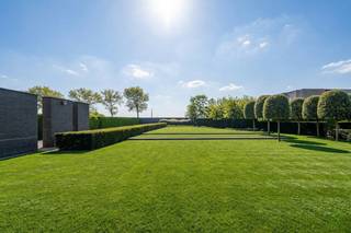 Gelegen te Vaartdijk Noord 50 in Leffinge (Middelkerke) bevindt zich deze exclusieve villa met mooie glaspartijen te koop op een ruim zuid georiënteerd perceel. Deze alleenstaande villa heeft twee slaapkamers, twee badkamers, een grote bureauruimte (kan ingericht worden als derde en vierde slaapkamer), een magnifieke woonkamer met keuken met oog voor detail en afgewerkt met hoogwaardige materialen. De woning beschikt over een mooi aangelegde oprit en prachtig aangelegde tuin (tuinarchitect Vandamme). <br /><br />Gelijkvloers:<br />- Inkomhall met extra kastruimte<br />- Ruime en lichtrijke leefruimte met gashaard<br />- Volledig uitgeruste leefkeuken met kwalitatieve toestellen zoals een koffiemachine, combi-oven, vaatwasser, inductiekookplaat<br />- Masterbedroom voorzien van heel wat ingemaakte kasten en toegang tot de badkamer<br />- Prachtige badkamer met grote inloopdouche, dubbele lavabo, groot bad<br />- Gastentoilet met lavabo<br />- Nachthall met ingemaakte kasten<br />- Ruime berging met ingemaakte kasten voorzien van aansluiting voor wasmachine, droogkast<br />- Extra buitenberging met heel wat kastruimte<br />- Aangelegde zuidgerichte tuin voorzien van een zonneterras<br /><br />1ste verdieping:<br />- Grote bureauruimte (mogelijkheid tot omvormen naar derde en vierde slaapkamer) met prachtig zicht op de velden<br />- Tweede slaapkamer met aansluitend een badkamer voorzien van douche, toilet en lavabo<br />- Technische berging<br />- Aansluitend ruim zonneterras met jacuzzi en eetgedeelte<br /><br />Troeven: <br />- Hoogwaardige afwerking met kwaliteitsmaterialen en toestellen<br />- Prachtige zuidgerichte tuin<br />- Heel wat opbergruimte<br />- Rustige omgeving<br />- Uitzonderlijke mooie oppervlaktes<br />- Exclusief vastgoed in Leffinge<br />- EPC label A<br /><br />De villa beschikt over een zonneboiler, 40 zonnepanelen en ventilatie type D. Kortom, voorzien van alle hedendaagse technieken op het vlak van duurzaamheid en energie-efficiëntie.<br />