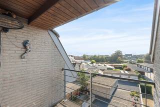 Op zoek naar een budgetvriendelijk appartement in het centrum van Maldegem? <br />Alle faciliteiten als winkels, scholen, openbaar vervoer, ... zijn op wandelafstand bereikbaar. Het appartement werd tot nu door de eerste, enige eigenaar en tot in de puntjes onderhouden. <br /><br />Het appartement is ingedeeld als volgt: inkom - woonkamer met zithoek en open keuken die voorzien is van een hardsteen werkblad met bijhorende eettafel - aanpalend terras aan de achterzijde van het gebouw - 2 slaapkamers die toegang bieden tot het terras aan de voorzijde - badkamer (voorzien van ligbad met douche en lavabo, - berging en gastentoilet<br />Er is eveneens een overdekte fietsenberging voorzien.<br /><br />Voor meer info of voor het inplannen van een bezoek, aarzel niet om ons te contacteren via info@bonnevastgoed.be of via 050/73.73.73.