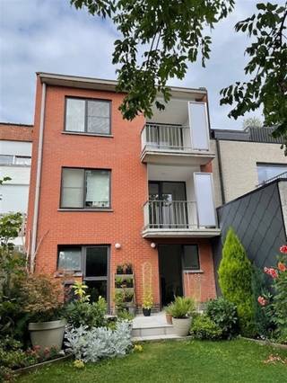 <p><strong>Appartement van ca. 70 m² op de tweede verdieping, gelegen aan de Wouwendonkstraat 90 te 2570 Duffel.</strong></p><p>Het appartement beschikt over een aangename leefruimte, een vernieuwde keuken en een open terras. Daarnaast zijn er op het gelijkvloers nog verschillende privatieve en gemeenschappelijke voorzieningen.</p><p><strong>Indeling</strong></p><ul><li>Gemeenschappelijke inkom</li><li>Fietsenstalling van ca. 5,62 m²</li><li>Terras van ca. 11,5 m²</li><li>Berging van ca. 8,91 m²</li><li>Tuin toebedeeld aan eerste verdieping</li></ul><p><strong>Tweede verdieping</strong></p><ul><li>Inkomhal van ca. 6 m²</li><li>Living van ca. 25 m²</li><li>Vernieuwde keuken van ca. 6,4 m², uitgerust met inox spoelbak, vitrokeramische kookplaat, dampkap, oven en koelkast</li><li>Afzonderlijk toilet</li><li>CV-ruimte</li><li>Badkamer van ca. 2,76 m² met inloopstortbad en lavabomeubel met spiegel</li><li>Ruime slaapkamer van ca. 11,2 m²</li><li>Bureelruimte van ca. 4,10 m² met schuifraam naar een open terras van ca. 5,9 m²</li></ul><p><strong>Huurtoestand:</strong> onmiddellijk beschikbaar.</p><p>Er bestaat bovendien de mogelijkheid om dit appartement te combineren met het appartement op de eerste verdieping en zo een duplex te vormen.</p><p>Basisakte indien aparte verkoop in opmaak.<br /><br /> </p>