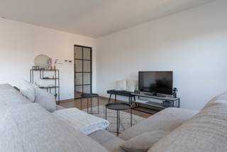 <p><span>Modern 2-slaapkamer appartement met terras en<span> staanplaats</span>.<br />E-peil:E28 | Beschikbaar: 15 oktober 2026 <span>| </span>Geen gemeenschappelijke kosten!<br /><br /><strong><span>Omschrijving:<br /></span></strong></span><span>We betreden dit modern appartement via trap of lift. Het appartement beschikt over een ruime woonkamer met open, volledig geïnstalleerde keuken (vaatwasser, koelkast, kookplaat, enkele spoelbak). Aansluitend bevindt zich een praktische berging/wasplaats. Vanuit de lichtrijke woonkamer is er toegang tot het gezellige terras.<br /><br />Tevens<span> </span>beschikt de woning over een<span> </span>badkamer, een apart toilet en twee slaapkamers. De badkamer is uitgerust met een inloopdouche en badkamermeubel met dubbele wastafel. Ten slotte biedt het appartement<span> </span>een ondergrondse autostaanplaats.<br /><br /><strong><span>Algemeen:</span></strong><br />- Geen gemeenschappelijke kosten!<br />- E-peil: E28<br />- Terras<br />- Ondergrondse autostaanplaats inbegrepen!<br /></span></p>