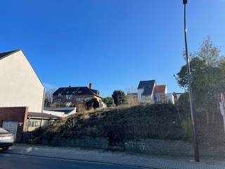 Bouwgrond geschikt voor een open bebouwing met open zicht. <br /><br />Het gebouw telt maximaal twee woonlagen (kelder + gelijkvloers + dakverdieping).<br /><br />Bouwbreedte: 9m, bouwdiepte gelijkvloers: max 15m en op verdieping max 12m. Hellend dak. <br /><br />Op wandelafstand van bushalten, scholen, winkels en restaurants.<br /><br />Indien u interesse heeft, contacteer zeker Stephanie op 0477 81 67 75 of stephanie@woonkantoor.be