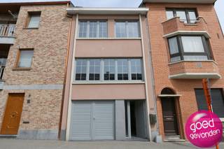 Spacious family home, fully furnished, with 2 to 3 bedrooms and indoor garage, with terrace and beautiful garden, centrally and quietly...