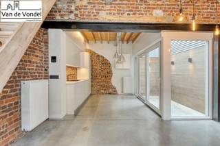 🏙️ Stijlvol wonen in het hart van Aalst – Loftstyle stadswoning met karakter!Ben je op zoek naar een unieke, instapklare woning met karakter, stijl...