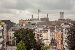 <p>Dit gezellig en lichtrijk dakappartement is gelegen in het hart van Gent, in de Limburgstraat. Vanaf deze locatie bent u op vijf minuten wandelen van alle bezienswaardigheden in de binnenstad en geniet u bovendien van een uitstekende verbinding met het openbaar vervoer.</p>
<p>Het appartement bevindt zich op de vijfde verdieping van de statige residentie ‘t Steen en geniet hierdoor van een mooi uitzicht. Opmerkelijk aan het appartement zijn de verschillende grote raampartijen die zorgen voor een aangename woonbeleving.</p>
<p>De woning werd in 2019 gerenoveerd, waarbij de keuken en de badkamer volledig vernieuwd werden. De leef- en eetruimte geniet van veel lichtinval. Via de hal is er toegang tot de keuken en de leefruimte met open haard. De keuken is uitgerust met Miele-toestellen. Verder zijn er nog twee ruime slaapkamers. De badkamer is voorzien van een inloopdouche en een lavabomeubel.</p>
<p>Met een totale bewoonbare oppervlakte van 107 m² is dit het perfecte stadsappartement als thuisbasis, als investering of voor uw studerende kinderen. Bij het appartement hoort een ruime kelder en er is een gemeenschappelijke fietsenberging aanwezig.</p>