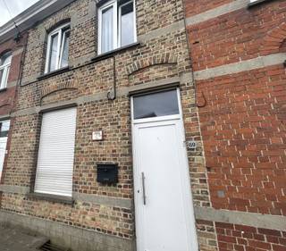 Deze gezellige rijwoning biedt een praktische indeling en diverse mogelijkheden voor uitbreiding.Indeling:Gelijkvloers bevindt zich een inkomhal,...