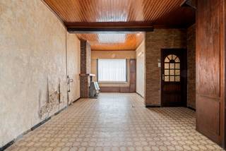 [[ DIT PAND NEEMT DEEL AAN DE ERA OPEN HUIZEN DAG OP 19/9 VAN 17:30 TOT 18:30 ]]
<p>Karaktervolle gesloten woning in Melle, aan de stadsrand en nabij openbaar vervoer.</p>

<p>Deze woning uit het begin van de 20ste eeuw combineert authentieke charme met een praktische indeling en een vlotte bereikbaarheid. Gelegen in een groene omgeving biedt deze woning een aangename woonomgeving voor gezinnen of wie op zoek is naar extra ruimte. De woning beschikt over vier slaapkamers, een lichtrijke leefruimte en een koer die extra buitenruimte creëert. Dankzij de ligging nabij openbaar vervoer en belangrijke verbindingswegen geniet je hier van een goede combinatie tussen rust en bereikbaarheid. Een interessante opportuniteit voor wie een woning met karakter naar eigen smaak wil verder afwerken.</p>

<p> </p>

<p>Belangrijkste ruimtes:<br />• Woonkamer met aangename leefruimte en natuurlijke lichtinval<br />• Keuken met aanwezige leidingen, klaar voor verdere inrichting<br />• 4 slaapkamers met diverse indelingsmogelijkheden<br />• Badkamer met ligbad, enkele wastafel en aansluitingen voor wasmachine en droogkast<br />• Apart toilet<br />• Koer met praktische buitenruimte</p>

<p>Troeven:<br />• Karaktervolle woning uit het begin van de 20ste eeuw<br />• Vier volwaardige slaapkamers<br />• Groene ligging nabij openbaar vervoer en stadsrand</p>

<p> </p>

<p>Neem vandaag nog contact op voor meer informatie of een bezoek.</p>

<p>JOUW DROOMHUIS. ZO GEVONDEN!</p>