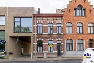 Op een uitstekende locatie vlakbij het Stadhuis van Izegem en het station bevindt zich deze stijlvolle herenwoning die momenteel een...