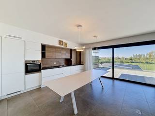 In residentie Sint Jan in Zonnebeke vind je dit modern en instapklaar appartement met één slaapkamer. De grote raampartijen zorgen voor een...
