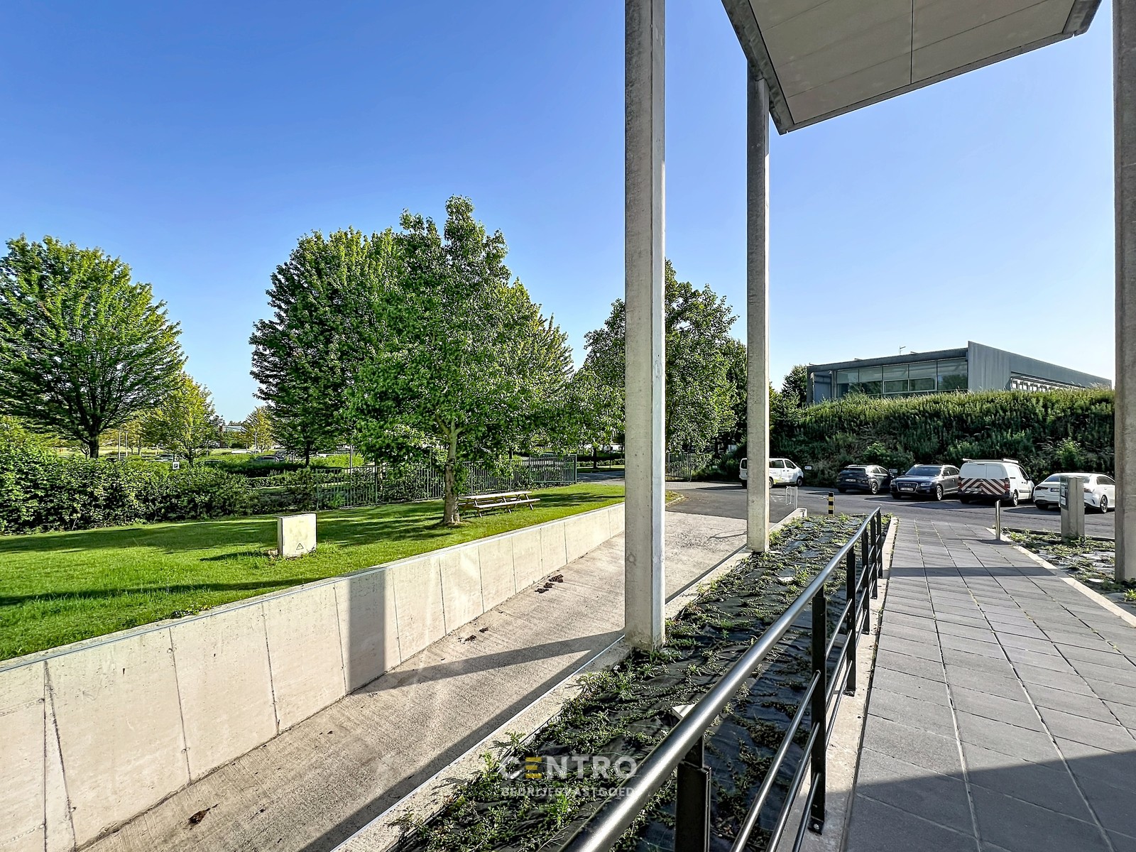 Energiezuinige, vernieuwde SERVICED kantoorruimte met mogelijkheid om een MAGAZIJN (215m²) bij te huren op Ieper Business Park! - foto 3