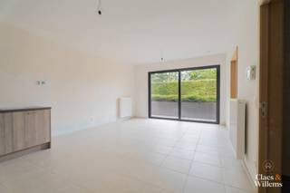 Dit energiezuinige appartement is ideaal voor starters, alleenstaanden of oudere koppels die op zoek zijn naar comfortabel en praktisch wonen. Bij het binnenkomen stap je rechtstreeks de lichtrijke leefruimte met open keuken binnen. Een groot schuifraam zorgt voor aangenaam veel daglicht en geeft toegang tot het gezellige stadsterras — perfect om even tot rust te komen.
De slaapkamer (12,5 m²) biedt voldoende ruimte voor een dubbel bed en kastruimte. Verder beschikt het appartement over een moderne badkamer met douche, en ingebouwde kasten aan de inkom zorgen voor extra opbergruimte.