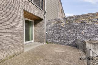 Ontdek dit modern gelijkvloersappartement met achterliggend terras in de recente residentie 'Spuikom I' en geniet van de rust dat deze locatie te bieden heeft! Het appartement bevindt zich op wandelafstand van winkels, openbaar vervoer, het zwembad en scholen. Indeling: inkomhal, lichtrijke en ruime leefruimte met volledig ingerichte open keuken, 2 slaapkamers, badkamer met dubbel lavabomeubel en inloopdouche, ruime berging en apart toilet. Het appartement is energiezuinig en de elektrische installatie is volledig conform. Gemeenschappelijke fietsenberging aanwezig in het gebouw.