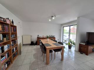 Ruim gelijkvloers appartement te Heusden centrum. <br /><br />Dit appartement van +/- 125m² bestaat uit twee slaapkamers, een ingerichte keuken en badkamer, living en een berging<br /><br />Dit centraal gelegen pand beschikt over een ruim overdekt terras.<br /><br />De private kelderberging en ondergrondse garage zijn zeker extra troeven.<br /><br />De vaste kosten zijn voor de syndicus, onderhoud gemeenschap en gemeenschappelijk water- en elektriciteitsverbruik ZONDER jaarlijkse afrekening.