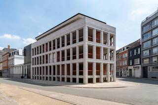 Appartement 00.04 | 119 m² | 2 slaapkamers

Op zoek naar extra ruimte? Dit appartement beschikt over 119 m² woonoppervlakte en twee volwaardige slaapkamers. Een ruime leefomgeving die perfect aansluit bij hedendaagse woonwensen.

Je geniet van een centrale ligging nabij winkels, horeca, openbaar vervoer en groene stadsplekken zoals het Koning Albertpark en de Leieboorden.

Interesse in dit appartement? Contacteer nieuwbouwadviseur Janne voor meer info.