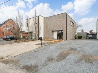 Op zoek naar een moderne, energiezuinige woning met een rustige ligging en een prachtig vrij uitzicht? Deze instapklare woning in het charmante...