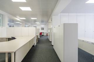 Ingerichte kantoorverdieping van ca. 250 m² met bijhorende private parking te huur in Kuurne.Kantoorgebouw bestaande uit: > gelijkvloers van ca...