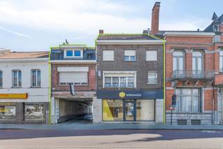 Gelegen aan de Ardooisesteenweg in de stationsbuurt van Roeselare bevindt zich deze ruime opbrengsteigendom, bestaande uit een combinatie van handelspanden, kantoorruimtes, meerdere appartementen, vergaderfaciliteiten en parkeergelegenheid.<br />De locatie biedt dan ook tal van voordelen: nabij het station, vlotte verbinding met de E403, en omgeven door diverse handelszaken. Betalend parkeren voor de deur en eigen parkeergelegenheid op het terrein.<br /><br /><strong>Indeling van het pand:</strong><br /><u>Gelijkvloers:</u>
<ul>
<li>Kantoorruimte: 2 burelen, trap, keuken en toilet.</li>
<li>Duikerslokaal met tellerlokaal.</li>
<li>Caféruimte met sanitair blok, berging, keuken, woonkamer, sas, badkamer, 3 slaapkamers en garagebox.</li>
</ul>
<u>Eerste verdieping:</u>
<ul>
<li>Appartement rechts: inkom, wc, zithoek, living, keuken.</li>
<li>Appartement links: inkom, keuken, zithoek, eetplaats, badkamer, wc, terras.</li>
<li>Functionele ruimtes: refter, sanitair blok, stookplaats, berging, bureel, opleidingslokaal, 2 leslokalen.</li>
</ul>
<u>Tweede verdieping:</u>
<ul>
<li>Appartement rechts: overloop, badkamer, 3 slaapkamers.</li>
<li>Appartement links: overloop, 2 slaapkamers.</li>
</ul>
<strong>Troeven en potentieel:</strong>
<ul>
<li>Veelzijdige indeling met tal van entiteiten: ideaal voor investeerders.</li>
<li>Centrale ligging nabij station en autosnelweg.</li>
<li>Parking op het terrein aanwezig.</li>
<li>Grote bruikbare vloeroppervlakte.</li>
<li>Mits grondige renovatie is er aanzienlijke meerwaarde te realiseren.</li>
</ul>
Dit pand biedt heel wat mogelijkheden voor wie op zoek is naar een rendabele investering met potentieel!<br /><br /><strong>Interesse? </strong>Neem gerust contact op voor meer informatie of een bezoek ter plaatse. Contacteer ons op het nummer 051 20 14 00