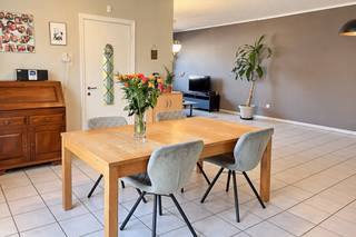 <p>Lichtrijke, instapklare gezinswoning met 4 slaapkamers, ruime tuin en uitstekende bereikbaarheid.</p><p>Deze goed onderhouden en ruime gezinswoning is gelegen op een uitstekende locatie in Kontich-Kazerne. De woning combineert veel leefruimte met een gezellige tuin en een zeer goede bereikbaarheid.</p><p>Op het gelijkvloers kom je binnen in een ruime inkomhal met gastentoilet en toegang tot de kelder. In de kelder staat een nieuwe watermeter en een digitale gasmeter. Daar is ook toegang tot de kruipkelder. Via de derde deur in de inkomhal kom je in de lichtrijke L-vormige grote leefruimte, voorzien van grote raampartijen.</p><p>Aansluitend bevindt zich de ruime, goed uitgeruste keuken met veel werk- en opbergruimte en zicht op de tuin.<br />De gezellige tuin is een echte troef en beschikt over een overdekt terras en een grasperk. De tuin is ook bereikbaar via een poortje in het doodlopende zijstraatje.</p><p>Via een nieuwe trap in de inkomhal kom je op de eerste verdieping. Hier bevinden zich 2 ruime slaapkamers, een grote badkamer (met ligbad, douche en dubbele lavabo) en een aparte ruimte met toilet, aansluitingen voor wasmachine en droogkast en grote opbergkasten. Alle kamers op de eerste verdieping zijn uitgerust met rolluiken.</p><p>De tweede verdieping beschikt over 2 lichtrijke slaapkamers, elk met een praktische mezzanine. Er is ook nog een extra toilet met lavabo op deze verdieping. Elke kamer beschikt over een groot veluxraam met muggenraam en verduistering.De woning is instapklaar en de elektriciteit is conform. Het huis heeft EPC D (319 score, waarbij isoleren van keuken meteen een EPC C geeft).<br />Het huis wordt volledig verwarmd met centrale verwarming op gas.</p><p>Treinstation, bushaltes en de fietsostrade zijn vlakbij, evenals verscheidene supermarkten. Kleuter- en lagere school zijn op wandelafstand. Het doodlopende zijstraatje komt uit op een speeltuin en een hondenweide.</p>
