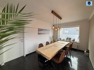 RUIME WONING MET LOODSRichtprijs : 645.000 euro Ruime woning met loods van 450 m², ideaal voor wie wonen en werken wil combineren.Ideale ligging met...