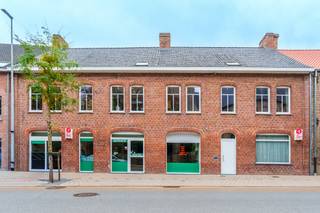 Polyvalente eigendom met ruime, instapklare woning, handelsruimte én enorme loods. Ideaal voor zelfstandigen. De 1.150m² grond heeft ontsluiting aan 2 straatzijden. <br /><br />INDELING: <br /><br />HUIS: <br />Gelijkvloers: Inkomhal - Ruime woonkamer met open en volledig ingerichte keuken - Badkamer voorzien van lavabo, toilet en inloopdouche - Extra bergruimte in de aanbouw. <br /><br />Verdiep +1: Ruime en lichtrijke nachthal - 7 zeer ruime slaapkamers - Toilet en doucheruimte. <br /><br />Verdiep +2: 2 zeer ruime zolders, elk toegankelijke via een aparte trap. <br /><br />WINKEL: <br />Winkelruimte van om en bij de 275m². Dit kan tevens perfect gebruikt worden als opslagruimte. <br /><br />LOODS: <br />Loods van om en bij de 225m². <br /><br />TOTALITEIT: Handelsruimte/opslagruimte 500m²!! <br /><br />ALGEMEEN: <br />- Polyvalente eigendom met tal van mogelijkheden<br />- 275 m² handelsoppervlakte! <br />- 225m² loods voor opslag <br />- Strategische locatie <br />- Gunstig EPC! <br /><br />Bestuursmaatregelen in het maatregelenregister: nee