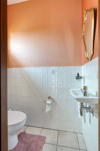 immo DAVID stelt voor: instapklare bungalow met ruime tuin, garages en vlotte bereikbaarheid.U wordt verwelkomd in een inkomhal met gastentoilet en...