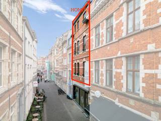 Met veel plezier stellen we jullie deze buitenkans op de Leuvense vastgoedmarkt voor: deze verkoop betreft een instapklare, volledig verhuurde opbrengsteigendom met drie hoogwaardige, gerenoveerde appartementen, midden in het bruisende hart van Leuven – in het autoluwe gedeelte van de prestigieuze Parijsstraat. Gelegen in het karaktervolle ‘Residentie Emily’, een historisch gebouw dat in 2025 werd gerenoveerd met oog voor energiezuinigheid, wooncomfort en conformiteit. Elk appartement (1 slpk) is smaakvol ingericht en volledig gemeubeld: leefruimte met gordijnen, open keuken met combi-oven, eethoek met tafel en stoelen alsook een bureau en bureaustoel.<strong> </strong>De slaapkamer beschikt eveneens over gordijnen, boxspring, kleerkast. Badkamers zijn stijlvol afgewerkt met moderne douche, toilet en strak badmeubel. Alle units zijn voorzien van individuele lucht-lucht warmtepompen voor verwarming én koeling. Er zijn eveneens aparte tellers per unit. Deze 3 appartementen zijn verhuurd dus leegstand is hier geen zorg! Er is een gunstig brandweerverslag aanwezig, conforme elektriciteitskeuringen, EPC-label A &amp; volledig asbestvrij! De netto-jaaropbrengst bedraagt €41.200. Meer weten? Of benieuwd naar de waarde van uw eigendom? Contacteer ons dan zeker voor een vrijblijvend gesprek op 016/22.82.22 of op info@homies.be. HOMIÉS, an Eye for Immo.