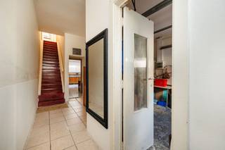 <p><strong>Deze rustige straat ligt nabij </strong>de groene omgeving van "’t Dokske”, een opkomende buurt waar wonen, groene pleintjes, haven en industrie samenvloeien en daardoor vooral jongere koppels aantrekt. Het is ideaal gelegen in de nabijheid van belangrijke invalswegen, het openbaar vervoer, scholen en verschillende parken. Via de fietsbrug bent u op vijf minuutjes van Park Spoor Noord.</p><p><br /></p><p><strong>De indeling van de woning bestaat uit </strong>een inkomhal - een garage - een ruime polyvalente ruimte die nu dienst doet als keuken - apart toilet - een extra compacte keuken met aansluitend een dakterras - een lichtrijke eetkamer - een living - een badkamer - een zeer ruime slaapkamer en een tweede kleine slaapkamer dat ook geschikt kan zijn als bureau.</p><p><br /></p><p><strong>Troeven:</strong> - renovatiepotentieel - garage - dakterras</p>