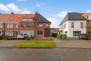 <p><span>Zeer mooie halfopen bebouwing met garage, gelegen in de gegeerde wijk Elsdonk.</span></p><p><span> </span></p><p><span>Bij het betreden van de woning merkt u meteen dat deze woning met veel zorg en smaak werd gerenoveerd. Via de inkomhal komt u binnen in de ruime leefruimte met gezellige gashaard. Aansluitend bevindt zich de volledig geïnstalleerde open keuken, die uitgeeft op de zuidgerichte tuin.</span></p><p><span> </span></p><p><span>Op de eerste verdieping bevinden zich twee ruime slaapkamers (18 m² en 12 m²), een douchekamer, een wasplaats en een apart toilet.</span></p><p><span> </span></p><p><span>De tweede verdieping beschikt over een derde slaapkamer met airconditioning en een ensuite badkamer met toilet.</span></p><p><span> </span></p><p><span>Kortom, een instapklare en lichtrijke woning op een gegeerde locatie in de Elsdonkwijk, waar rustig wonen en een uitstekende bereikbaarheid hand in hand gaan.</span></p><p><span> </span></p><p><span>Een unieke kans voor wie op zoek is naar een kwalitatieve woning in Edegem. Plan snel uw bezoek en ontdek deze woning zelf.</span></p><p><span> </span></p><p><span>De woning is gelegen in een rustige en kindvriendelijke buurt, op korte afstand van scholen, winkels, openbaar vervoer en recreatiemogelijkheden. Dankzij de vlotte verbindingswegen bereikt u Antwerpen, Brussel en de omliggende gemeenten snel en eenvoudig.</span></p><p><span> </span></p><p><span>Voor meer info: 03/283.06.06 of info@reant.be</span></p>