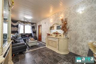 <p><span>Charmante woning met 3 slaapkamer.</span></p><p><span> </span></p><p><span>Gelegen in een opkomende en bruisende buurt in Antwerpen Noord, vlakbij het Stuivenbergplein en het Park Spoor Noord, alsook verschillende commerciële straten. Omwille van de centrale ligging en het openbaar vervoer, ben je zo in het centrum van Antwerpen!<br /><br />Indeling:<br />-GLVL: Je betreedt de woning via de inkomhal (10,5m²) die toegang geeft tot alle ruimtes. Aan de voorkant van het gebouw bevindt zich de living (21m²). Aan de achterkant van het gebouw bevindt zich de ruime keuken(12,5m²) met toegang tot de zonnige tuin. De keuken beschikt tevens over een aansluiting voor de wasmachine.<br />Verder is er reeds een eerste slaapkamer (13m²) en een apart toilet te vinden op de gelijkvloers<br />-V1: Via de draaitrap is er toegang tot 1ste verdiep. Hier bevinden zich 2 slaapkamers (15m² & 8m²). Verder is er nog een ruime badkamer (10,5m²) dewelke voorzien is van zowel bad en een douche.</span></p><p><span>- V2: Op de 2e verdiep bevind zich nog een ruime zolder (31m²) de welke ingedeeld kan worden als 2 extra slaapkamers/hobbykamers<br /><br /></span></p><p><span>Bijzonderheden:<br />- 2 extra slaapkamers mogelijk<br />- Zonnige tuin</span></p><p><span>- 144m² cfr. EPC</span></p><p><span>- Label E: 468 kWh/m²jaar<br /><br /></span></p><p><span>Voor meer informatie kan u terecht bij Area Partners: INFO@area.be of 03/284.60.60</span></p><p><span> </span></p><p><span>Renovatieverplichting residentiële gebouwen van toepassing. Meer info: https://energiesparen.be/renovatieverplichting</span></p><p><span> </span></p>