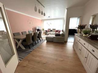 Interesse in dit appartement? Maak via Livitas.be online je afspraak.<br />Het appartement is gelegen op de tweede verdieping en voorzien van een woonkamer met een moderne keuken met ingemaakte toestellen.<br />Va de hall komen we terecht in de badkamer met douche en een apart toilet.<br />Twee slaapkamers zijn voorzien waarvan één uitkomt op het terras waar je gezellig je koffietje kan drinken.<br />Een extra berging (2,83 m²) is aanwezig voor je persoonlijke spullen of een bureau.<br />Achteraan het complex is een optionele garage gelegen en beschikbaar voor 25.000 euro.<br />Het appartement bevat driedubbele zonwerende beglazing, een brandwerende veiligheidsdeur, een opbouwrolluik in de kleinste slaapkamer en in de master slaapkamer een elektrische voorzetscreen.<br />De grote voordeel is dat dit appartement zeer zonnig is en goed wordt beheerd door een professionele syndicus.<br />Maak vandaag nog online je afspraak via Livitas.be