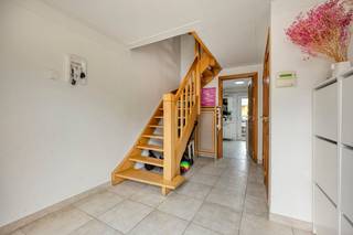 Cette maison familiale bien entretenue et bien entretenue est située dans une rue résidentielle calme de Strombeek-Bever et allie espace, confort et excellente accessibilité. Avec une surface habitable d'environ 180 m², un garage, un parking privé et un agréable jardin d'environ 231 m², cette maison est la maison idéale pour les familles ou les couples à la recherche d'un cadre de vie calme près de Bruxelles.La disposition de la maison est la suivante :Rez-de-chaussée :- Hall d'entrée- Toilettes pour invités- Buanderie/rangement- À l'extérieur, vous pourrez profiter d'un joli jardin où vous pourrez vous détendre en toute tranquillité- Un garage intérieur avec une allée pratique pour le stationnement supplémentairePremier étage :- Espace de vie spacieux et lumineux- Salle à manger- cuisine équipéeDeuxième étage :- 2 chambres complètes (18,90 m² et 9,60 m²)- Salle de bain avec baignoire, lavabo et toilettesTroisième étage :- 2 chambres mansardées (12,50 m² et 9 m²)La valeur EPC est actuellement F mais en ajoutant de l'isolant au toit, cette valeur peut rapidement être ramenée à un C. Plus d'informations peuvent être trouvées dans le rapport sur la rénovation énergétique.Intéressé ? N'hésitez pas à contacter notre agent immobilier Vicky et elle se fera un plaisir de vous aider.Le bien est proposé selon la formule Power-sale. Le 04/07/2026 entre 10:00 et 12:00, vous pouvez visiter le bien sur rendez-vous et faire une offre. Le prix affiché est un prix indicatif. Pour plus d'informations, veuillez contacter le responsable du dossier.Ce bien est soumis à l'obligation de rénovation imposée par le gouvernement flamand pour les bâtiments résidentiels (sauf en cas de démolition dans les 5 ans suivant l'achat). Pour plus d'informations, veuillez consulter le site web de l'Agence flamande de l'Énergie et du Climat via https://www.vlaanderen.be/een-woning-kopen/renovatieverplichting-voor-residentiele-gebouwenRegistre des mesures: en cours de demande