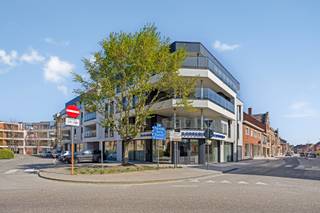 <span><span>Uniek en Luxueus wonen in het centrum van <strong>Staden</strong> tussen centrumsteden als Roeselare, Ieper en Diksmuide. <br /><br /><strong>Residentie Sebastien</strong> is een kleinschalig én zeer energiezuinig nieuwbouwproject bestaande uit <strong>9 appartementen, diverse ondergrondse en bovengrondse garages (waarvan enkele zeer ruime dubbele garages) en één kantoorruimte.</strong> Het resterend aanbod op heden betreft 3 ruime en lichtrijke drieslaapkamer appartementen, gelegen op een unieke en centrale ligging met zicht op de markt van Staden. <br /><br />Tijdens de ontwerpfase werd veel aandacht geschonken aan enerzijds de energiezuinigheid en anderzijds het wooncomfort van de bewoners:</span></span>
<ul>
<li><span><span>Praktische indeling: 2 appartementen kunnen nog op maat verder afgewerkt worden;</span></span></li>
<li><span><span>Veel lichtinval typerend voor appartementen met een hoekligging;</span></span></li>
<li><span><span>Optimale oriëntatie met <strong>r</strong></span></span><span><span><strong>uime terrassen</strong>;</span></span></li>
<li><span><span>Warmtepompen met geothermie;</span></span></li>
<li><span><span>Zeer ruime dubbele garages voorzien van privatieve elektrische laadpalen en toegankelijk via auto-fietslift;</span></span></li>
<li><span><span>Afzonderlijke afvalberging;</span></span></li>
<li><span><span>Kelderverdieping voorzien van springler-installatie;</span></span></li>
<li><span><span>Dak voorzien van zonnepanelen voor privatief gebruik per appartement;</span></span></li>
</ul>
<span><span>Op deze manier is het zowel binnen als buiten aangenaam vertoeven in deze residentie.<br /><br />We bieden op heden nog de laatste 3 appartementen aan. Het appartement op de eerste en tweede verdieping bevinden zich in casco staat en kunnen door de kopers nog verder afgewerkt worden (in samenspraak met de bouwheer). Het appartement op de derde verdieping betreft een luxueus afgewerkt penthouse appartement voorzien van een high-end afwerking met maatwerk. Echt een unicum op de vastgoedmarkt! <br /><br />De moderne lijn van het gebouw en de keuze van materialen zorgen voor een <strong>hedendaagse en tijdloze uitstraling</strong> waarbij <strong>energiezuinigheid </strong>en <strong>kwaliteit </strong>hoog in het vaandel worden gedragen.</span></span><br /><br /><span><span>Ideaal voor wie op zoek is naar een vaste woonplaats, een tweede verblijf of een veilige investering met groeiende meerwaarde. Kom langs op ons kantoor en ontvang een unieke verkoopbrochure van Residentie 'Sebastien'.</span><br /><br /><span><strong>!! Aankoop aan het voordeel-tarief van 6% is mogelijk !!</strong> - << onder voorwaarden >><br /><br />Bent u op zoek naar een prachtig en ruim appartement met 3 slaapkamers gelegen in een kleinschalige residentie? Plan dan snel uw afspraak! Contacteer ons op het nummer<strong> 051 50 11 51 </strong>of mail naar<strong> diksmuide@diksimmo.be</strong>.<strong> </strong>Wij komen ook met plezier tot bij u langs voor een persoonlijke uitleg en voorstelling van het project.</span></span>