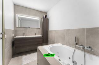 In een recente en goed onderhouden residentie uit 2022 bevindt zich dit lichtrijke duplex-appartement met een bewoonbare oppervlakte van ca. 130 m². Dankzij de indeling over zowel het gelijkvloers als de eerste verdieping geniet het appartement van een stadstuin met berging én twee ruime terrassen.<br /><br />Bij het betreden van het appartement kom je terecht in een ruime inkomhal met gastentoilet. Aansluitend bevindt zich de volledig ingerichte leefkeuken, voorzien van alle moderne toestellen en met voldoende ruimte voor een eetplaats. De aangename leefruimte biedt dankzij de grote raampartijen overvloedig natuurlijk licht. Daarnaast is er ook een praktische berging aanwezig.<br /><br />Op het gelijkvloerse niveau bevinden zich twee volwaardige slaapkamers, waarvan één met een inloopdouche. De ruime badkamer is ingericht met een ligbad. Beide slaapkamers bieden rechtstreekse toegang tot de gezellige stadstuin met tuinberging.<br /><br />Het appartement wordt verwarmd via centrale verwarming met vloerverwarming, is voorzien van hoogrendementsbeglazing en is geïsoleerd volgens de huidige normen wat zorgt voor een aangenaam comfort en een energiezuinige score.<br /><br />De residentie beschikt verder over een gemeenschappelijke fietsenberging en bevindt zich op een centrale locatie, vlakbij winkels, openbaar vervoer en belangrijke verbindingswegen.<br /><br />Benieuwd naar dit unieke duplex-appartement? Aarzel niet om een bezoek in te plannen en laat je verrassen wat dezee woning te bieden heeft!<br /><br />Er wordt gewerkt met een start-vanafprijs van 359.000,- euro. <br /><br />