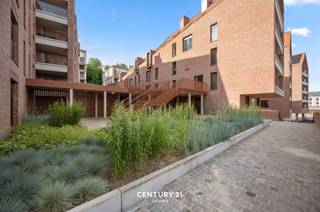 <p><span><strong>**Nieuwbouwstadswijk De Torens Aarschot**</strong></span><br /><br /><span>Met de ontwikkeling van het Nieuwbouwproject De Torens heeft de bouwheer het concept uitgewerkt een mix te voorzien van wonen, winkelen en werken. In totaliteit gaat het om 5 verschillende woonzones met elk hun eigenheid. Wij bieden u appartement 0301 (Kadaster 0202), het betreft een prachtig twee slaapkamer appartement voorzien van een volledig uitgeruste keuken en badkamer alsook een overdekt inpandig terras (10,11m²) waarbij genieten van rust niet zal ontbreken. Het energetische aspect staat hier bijkomend ook centraal (5j vrijstelling OV). Mede ook voorzien in de vraagprijs is een ondergrondse autostaanplaats en een ruime kelderberging. </span><br /><br /><span><strong>Meer informatie of een bezoek ter plaatse? Dat kan! </strong></span><br /><span><strong>Contacteer onze vastgoedmakelaar Jacky: jacky@connect-immo.be - 0495 53 46 49.</strong></span></p>