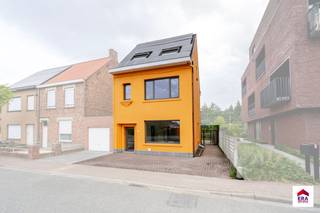 olledig gerenoveerde, grote gezinswoning is centraal gelegen aan Station NMBS Beernem.Werkelijk alles is vernieuwd in deze woning : nieuwe...