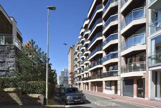 Autostaanplaats gelegen op verdieping -1 in de Engelsestraat te Duinbergen