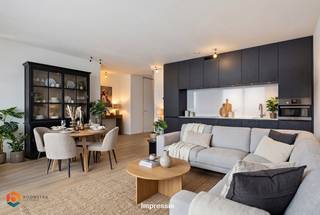 Op een uitstekende locatie in het hart van Mechelen bevindt zich dit energiezuinige appartement (EPC label = A) met één slaapkamer en een westgericht terras, gelegen in een recent en kwalitatief nieuwbouwproject. Het bruisende stadscentrum, met een ruim aanbod aan cultuur, horeca, scholen en openbaar vervoer, bevindt zich op wandelafstand. Het appartement wordt nog geschilderd voor intrede.<br /><br />Het appartement is gelegen op de vijfde en tevens bovenste verdieping van het gebouw en wordt betreden via een inkomhal met apart gastentoilet en een praktische berging. De lichtrijke leefruimte geniet van een aangename lichtinval dankzij de grote raampartijen en biedt voldoende ruimte voor een gezellige zithoek en een aparte eetplaats. De open keuken is mooi geïntegreerd in het geheel en uitgerust met kwalitatieve toestellen. Zowel de leefruimte als de slaapkamer geven toegang tot het ruime terras van 20 m², waar u in alle rust en privacy kunt genieten van de namiddag- en avondzon, met een prachtig uitzicht op de Dijle en het recent aangelegde natuurpark. Verder beschikt het appartement over een comfortabele slaapkamer met een volledig ingerichte badkamer, voorzien van lavabo, toilet en inloopdouche. Tot slot is er nog een private ondergrondse berging inbegrepen. Het appartement is onmiddellijk beschikbaar. De maandelijkse gemeenschappelijke kosten bedragen €100 - exclusief verbruik nutsvoorzieningen. EPC bouw nog in opmaak.<br /><br />U dient een bezoekaanvraag in te dienen via het zoekertje op onze website via de knop "vraag bezoek aan".<br /><br />Dit is een uitstekende opportuniteit als u op zoek bent naar een kwalitatief appartement in een recent gebouw op een centrale locatie te Mechelen. Contacteer ons voor meer informatie of neem een kijkje op www.boonstravastgoed.be.<br /><br />Bijzonderheden:<br />- Prachtig uitzicht<br />- Uitstekende locatie<br />- Ondergrondse berging